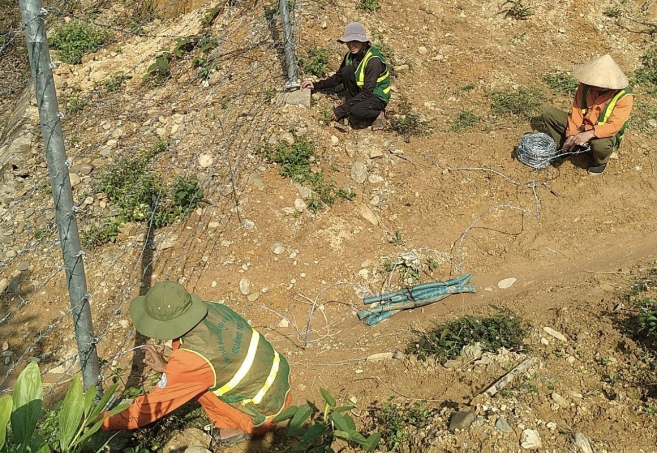 Các đơn vị liên quan khắc phục tạm 1 điểm hàng rào bị người dân tháo dỡ trên cao tốc Cam Lộ-La Sơn. Các đơn vị liên quan khắc phục tạm 1 điểm hàng rào bị người dân tháo dỡ trên cao tốc Cam Lộ-La Sơn.