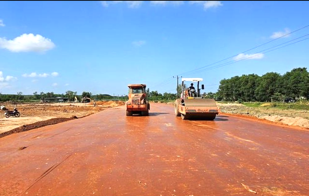 Thi công cao tốc Vạn Ninh-Cam lộ đoạn qua huyện Vĩnh Linh (Quảng Trị). Ảnh: HD