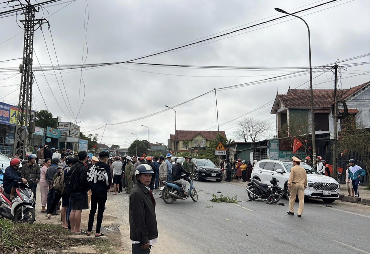 Hiện trường vụ tai nạn xảy ra chiều 3/3 trên Quốc lộ 9. Ảnh: CA