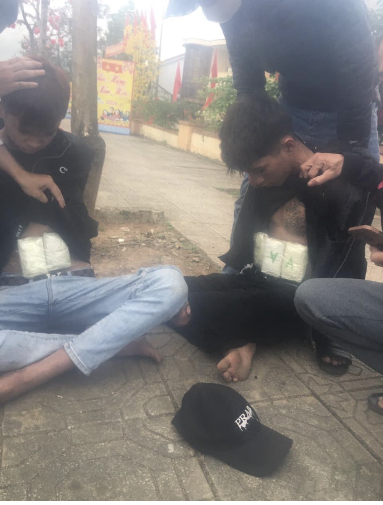 Đối tượng giấu ma túy trong người. Ảnh: CA