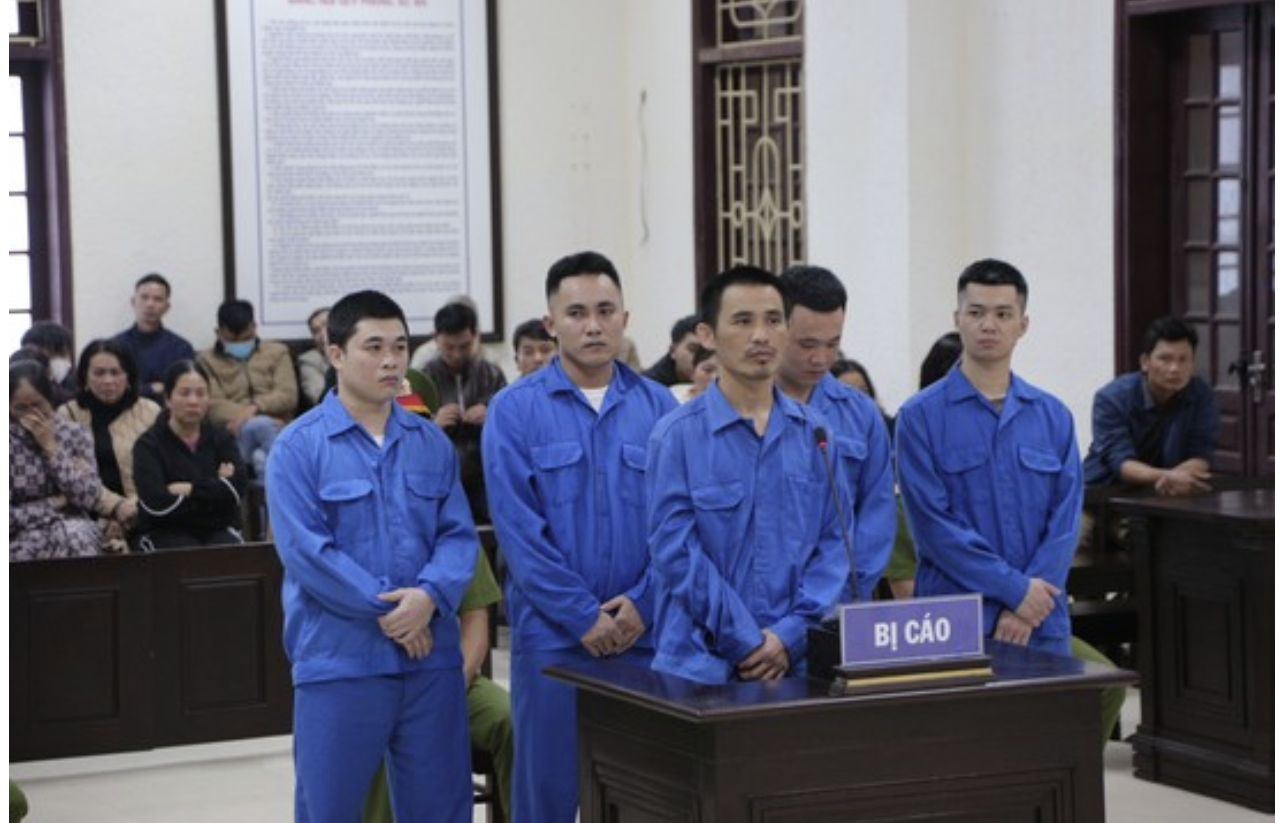 5 bị cáo Ân, Thắng, Định, Long, Hiếu tại phiên tòa. 5 bị cáo Ân, Thắng, Định, Long, Hiếu tại phiên tòa.