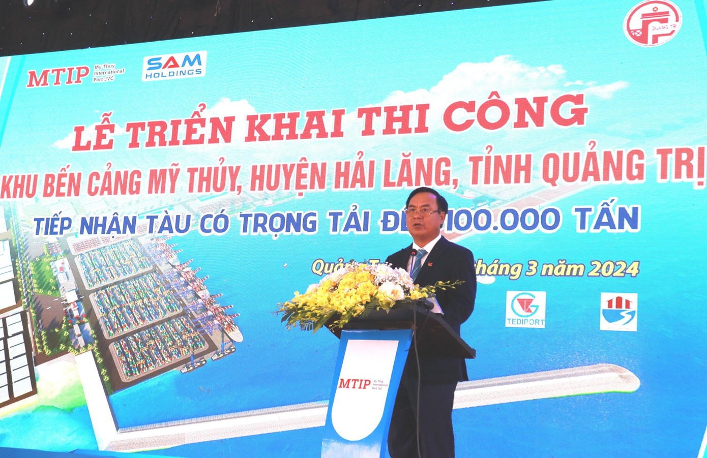 Chủ tịch UBND tỉnh Quảng Trị phát biểu tại lễ thi công. Chủ tịch UBND tỉnh Quảng Trị phát biểu tại lễ thi công.