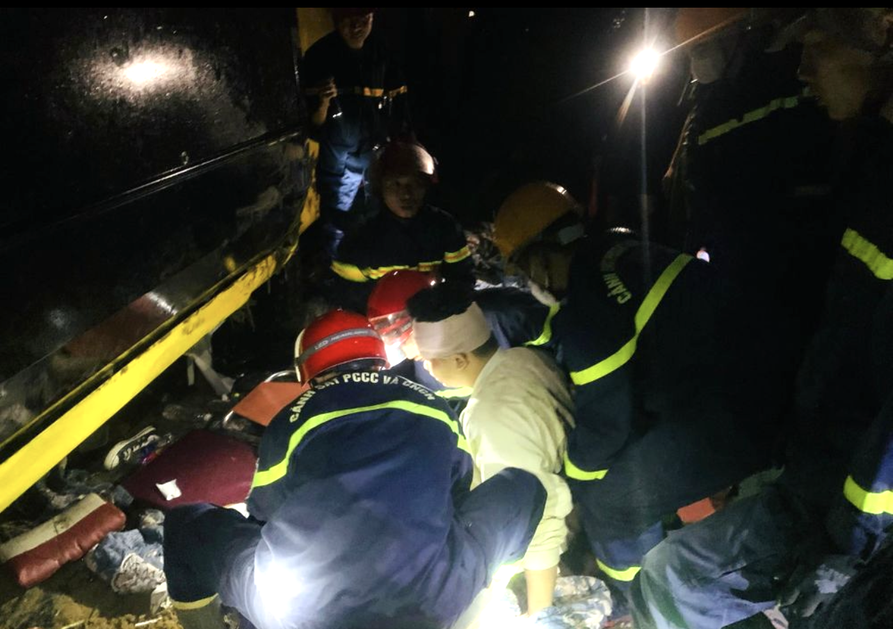 Các chiến sĩ Công an đang tích cực ứng cứu các hành khách bị mắc kẹt ra ngoài để đưa đi cấp cứu. Ảnh: CA