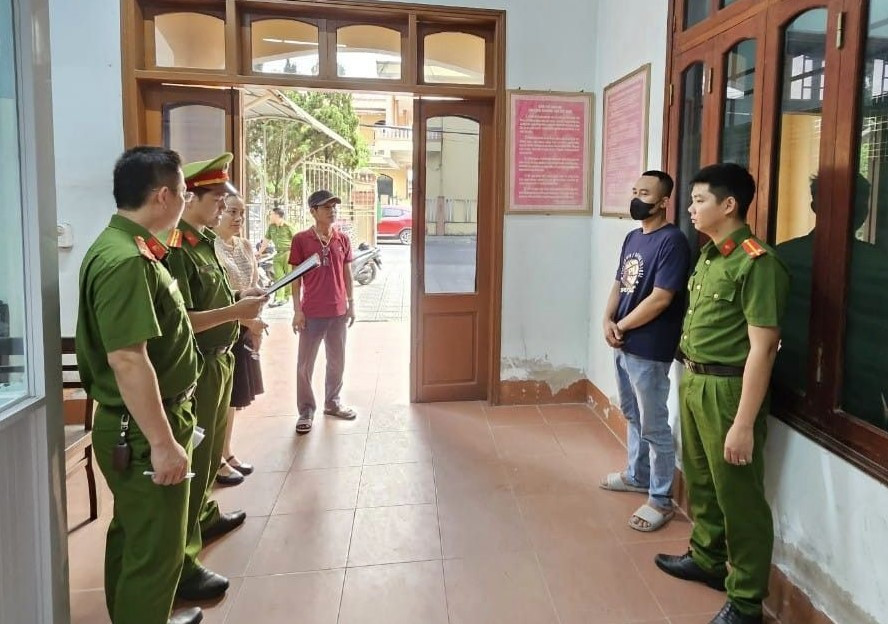 Cơ quan CSĐT Công an tỉnh Quảng Trị tống đạt quyết định khởi tố bị can đối với đối tượng liên quan vụ án. Cơ quan CSĐT Công an tỉnh Quảng Trị tống đạt quyết định khởi tố bị can đối với đối tượng liên quan vụ án.