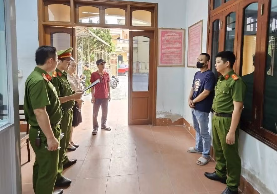 Cơ quan CSĐT Công an tỉnh Quảng Trị tống đạt quyết định khởi tố bị can đối với đối tượng liên quan vụ án.
