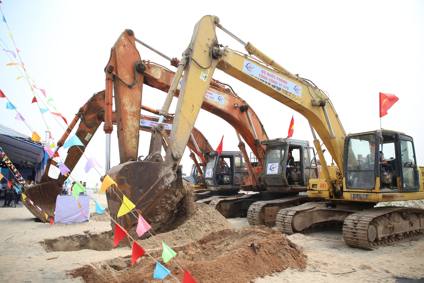 Máy móc được huy động để thi công dự án cảng Mỹ Thủy. Máy móc được huy động để thi công dự án cảng Mỹ Thủy.