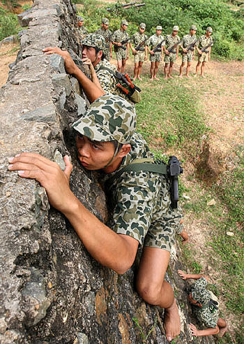 Tay không cũng chẳng nhằm nhò gì ....