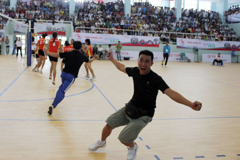 Niềm vui của HLV ĐH Hải Phòng khi giành chiến thắng 3-1