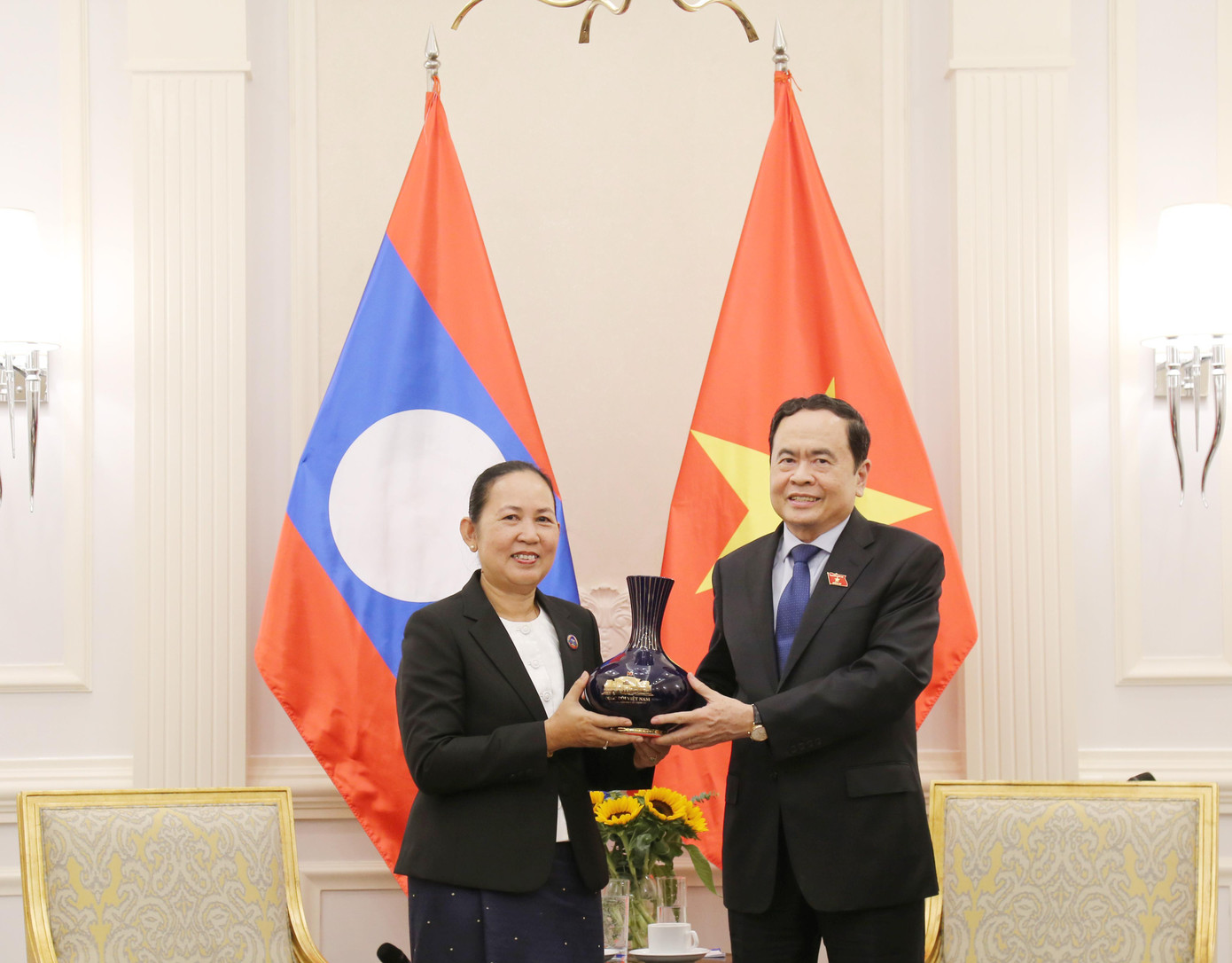 Phó Chủ tịch Thường trực Quốc hội Trần Thanh Mẫn tặng quà Tổng Thư ký Quốc hội Lào Pingkham Lasasimma. Phó Chủ tịch Thường trực Quốc hội Trần Thanh Mẫn tặng quà Tổng Thư ký Quốc hội Lào Pingkham Lasasimma.