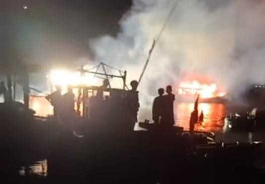 Hiện trường vụ cháy tàu cá tại Quảng Bình Hiện trường vụ cháy tàu cá tại Quảng Bình