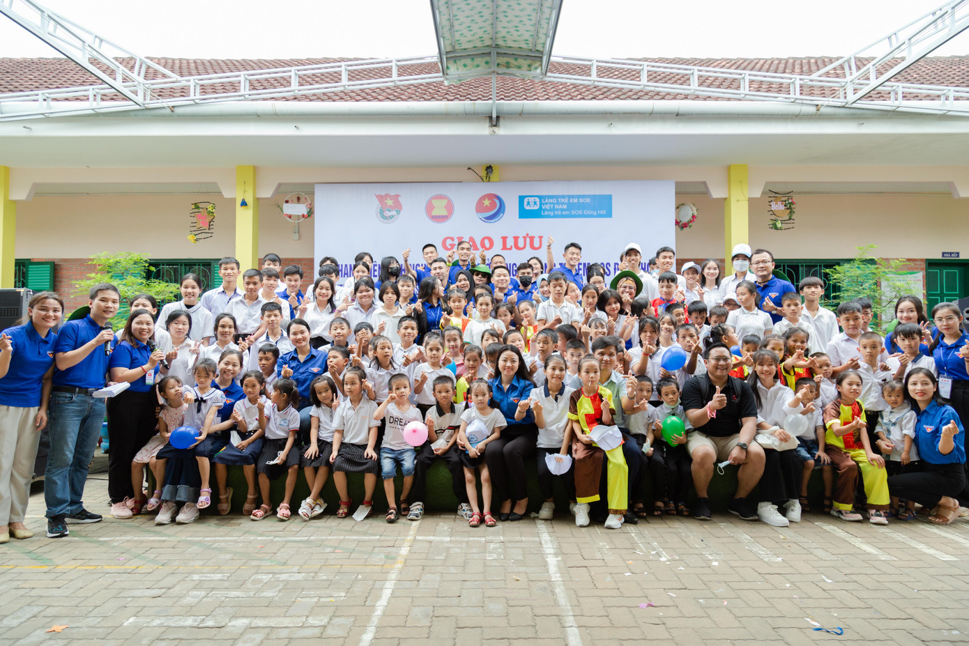 Các đại biểu chụp ảnh lưu niệm cùng học sinh làng trẻ SOS