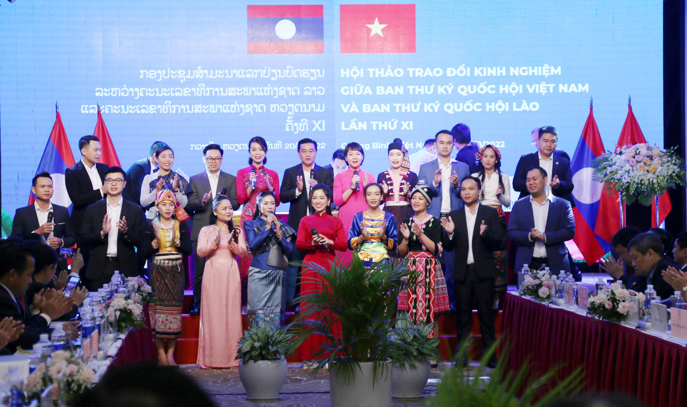 Các nghệ sĩ tham gia biểu diễn văn nghệ chào mừng hội thảo Các nghệ sĩ tham gia biểu diễn văn nghệ chào mừng hội thảo