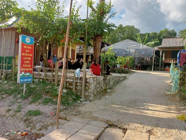 Người dân địa phương đến thăm hỏi, chia sẻ với gia đình bệnh nhân H.Th.T.