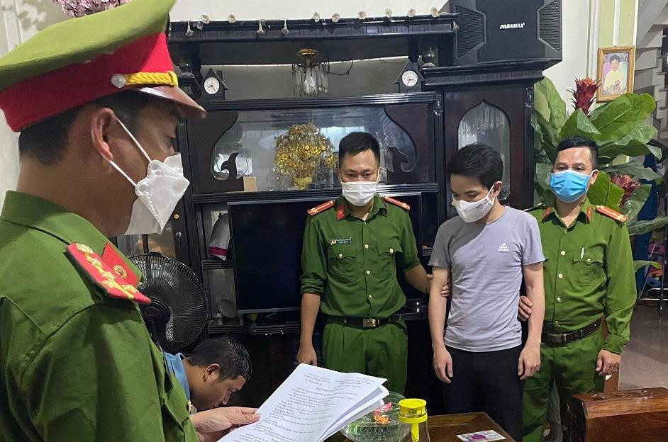 Cơ quan Công an đọc lệnh bắt đối tượng Thành.