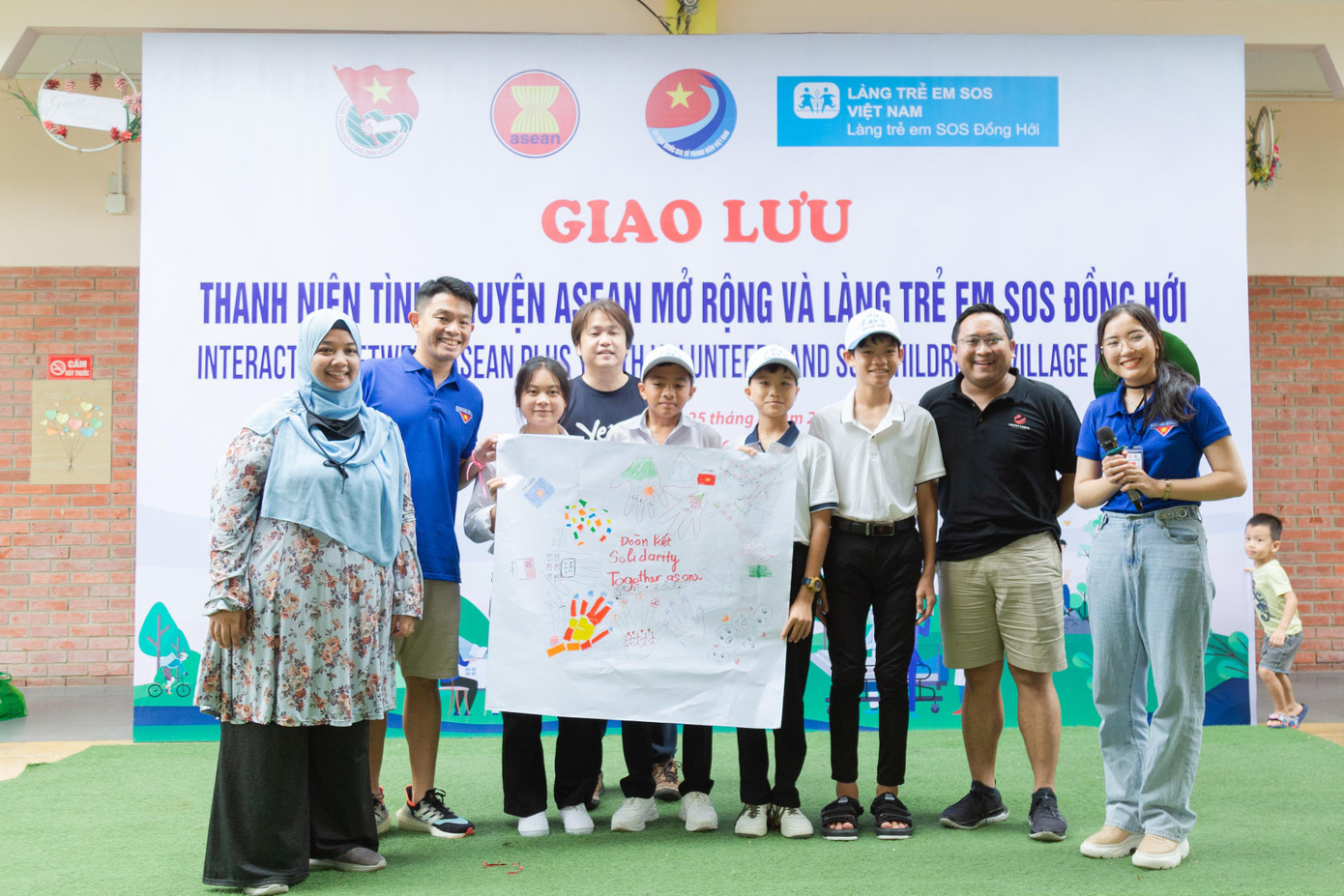 Giao lưu cùng đoàn thanh niên tình nguyện tiêu biểu của khối ASEAN