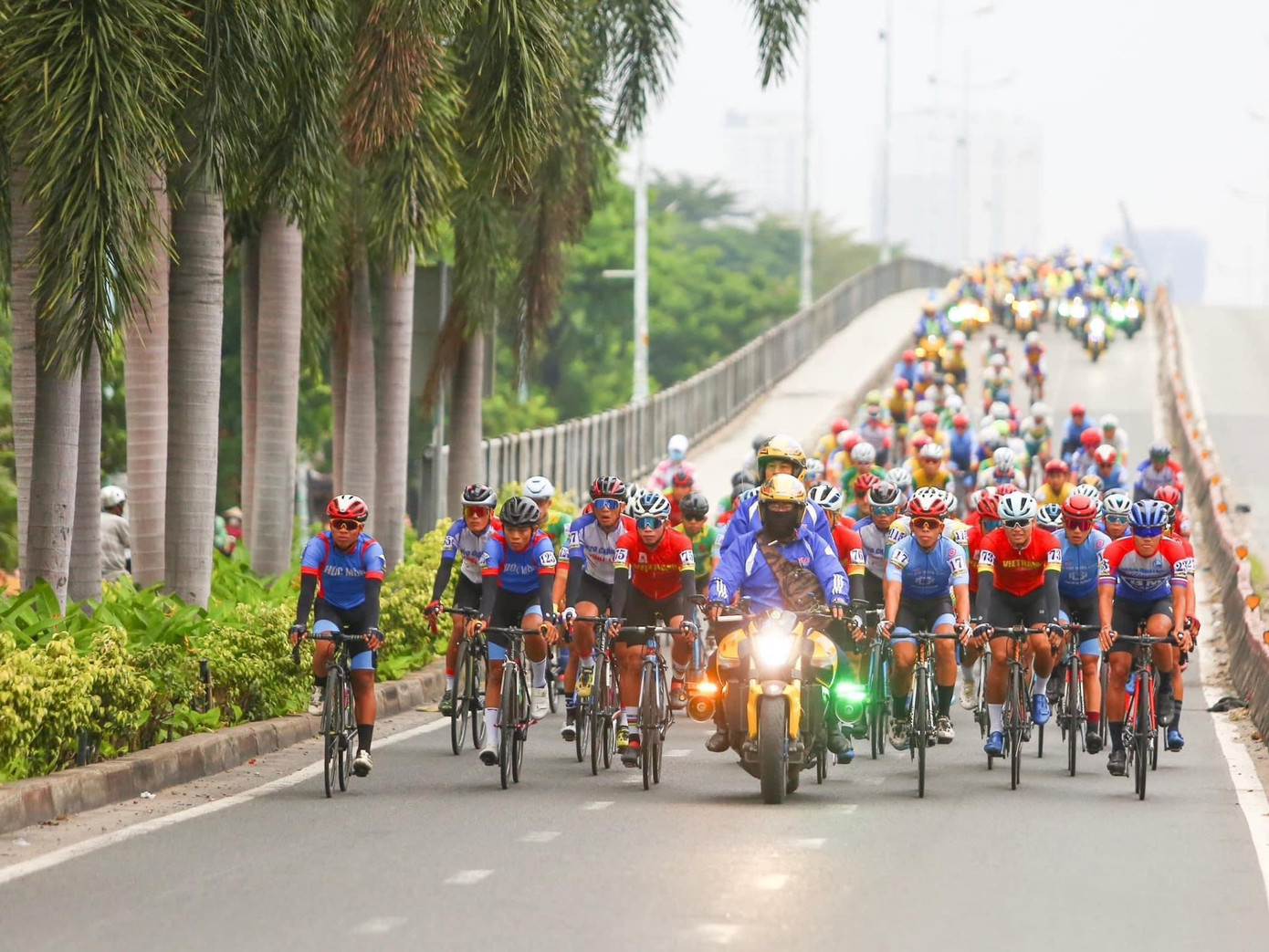 Đoàn đua diễu hành qua cung đường xanh hướng về Khu liên hợp xử lý chất thải Đa Phước