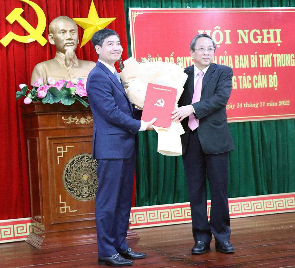 Ông Hoàng Đăng Quang, Ủy viên Trung ương Đảng, Phó Trưởng ban Tổ chức Trung ương trao quyết định và tặng hoa chúc mừng ông Tạ Anh Tuấn. Ảnh: Báo Phú Yên