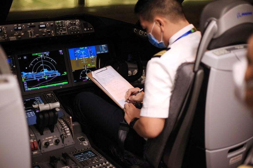 Phi công là những người dày dặn kinh nghiệm, đã tham gia nhiều chuyến bay dài xuyên lục địa trước đây. Ảnh: Vietnamplus