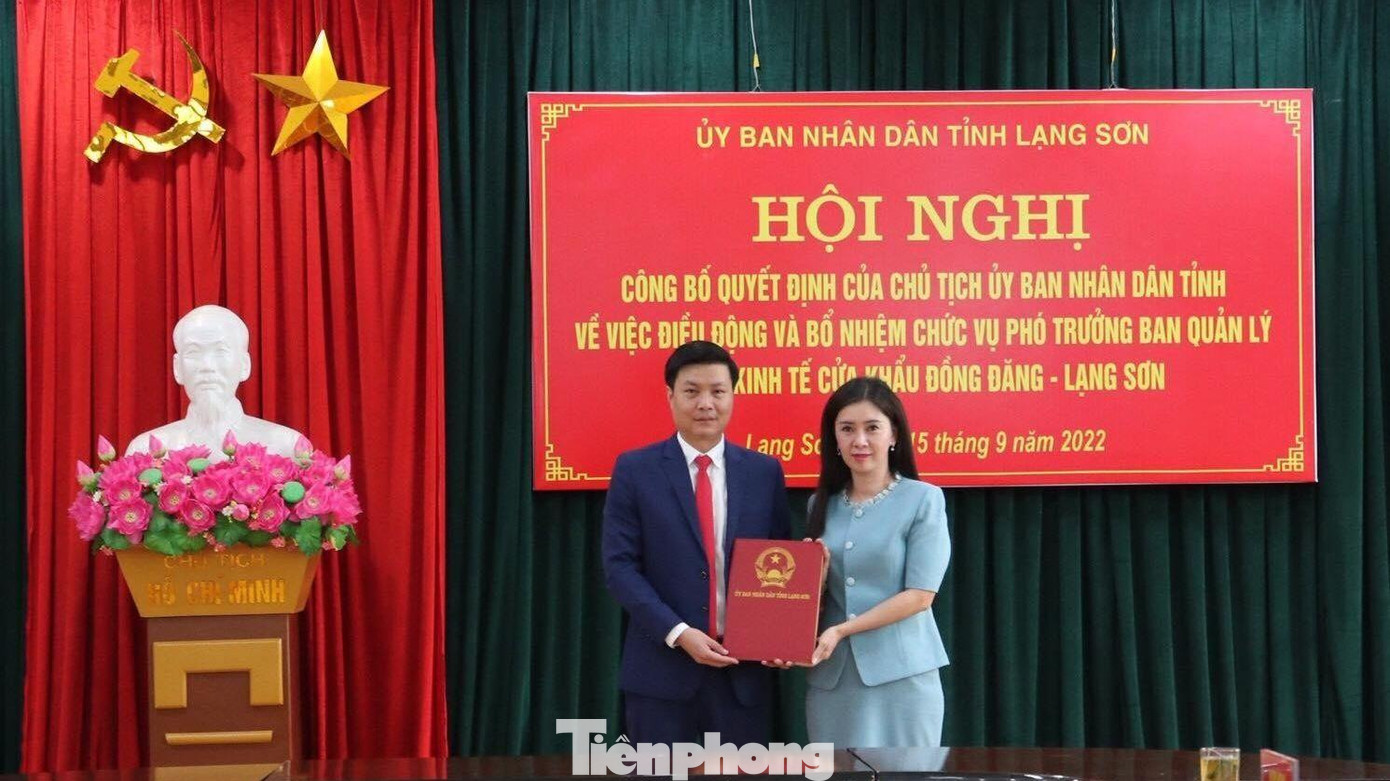Phó Chủ tịch UBND tỉnh Lạng Sơn Đoàn Thu Hà (bìa phải) trao Quyết định bổ nhiệm cho ông Nguyễn Vĩnh Phú (bìa trái). Ảnh: Duy Chiến