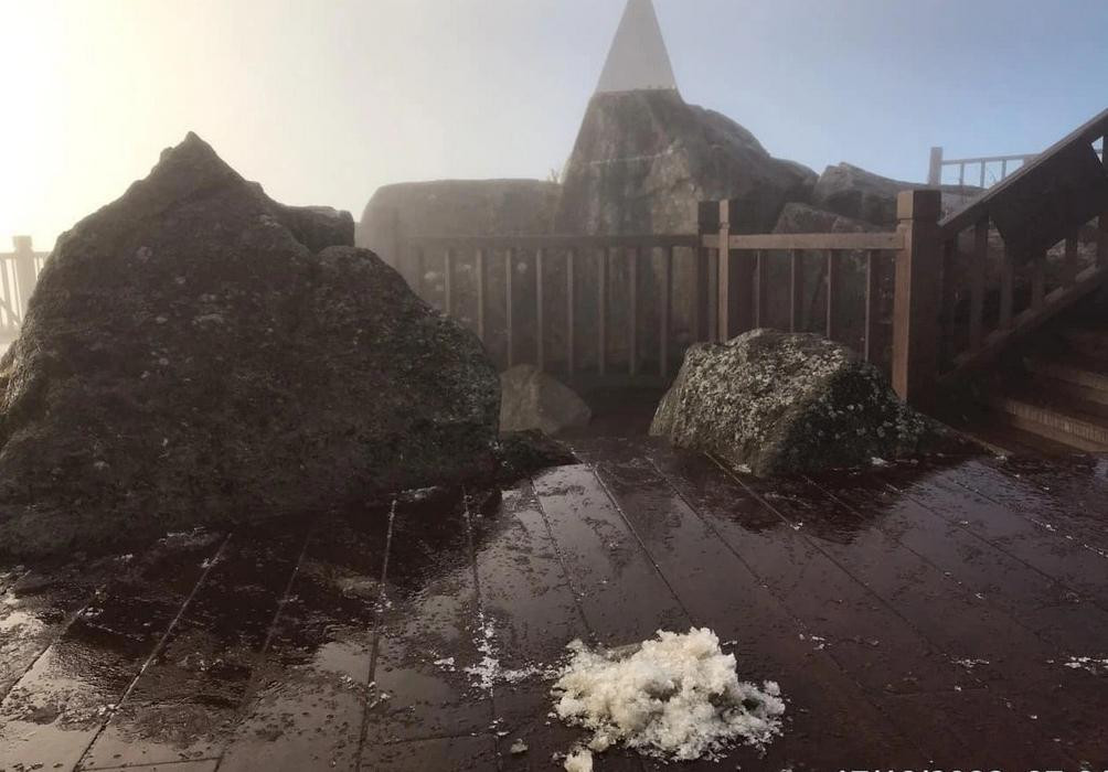 Băng tuyết xuất hiện trên đỉnh núi Fansipan sáng nay (17/12). Ảnh: Công ty dịch vụ du lịch cáp treo Fansipan.