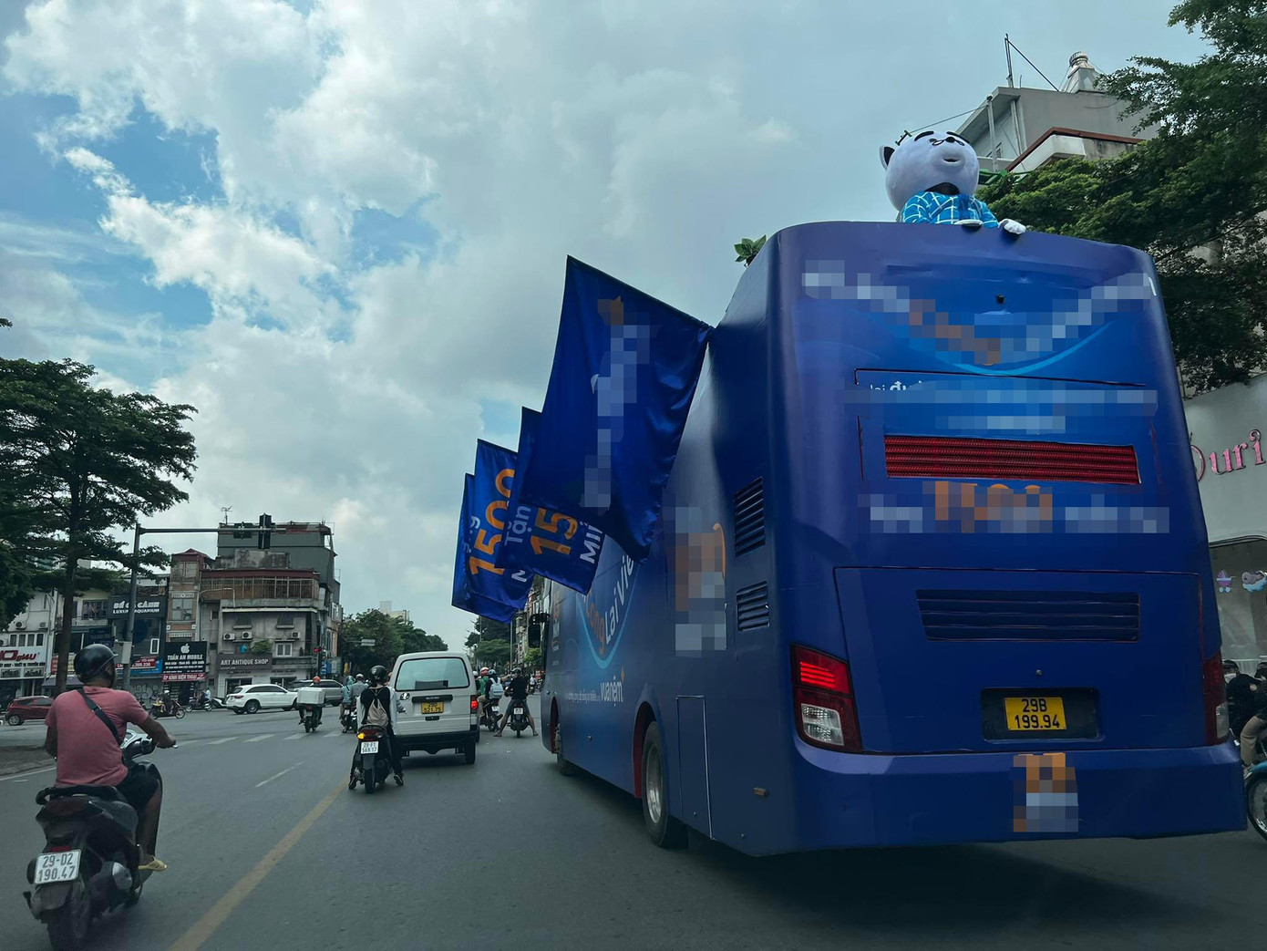 Xe khách 29B-199... dán kín decal quảng cáo bịt kín thân xe và treo cờ vô tư diễu phố Hà Nội sáng nay.