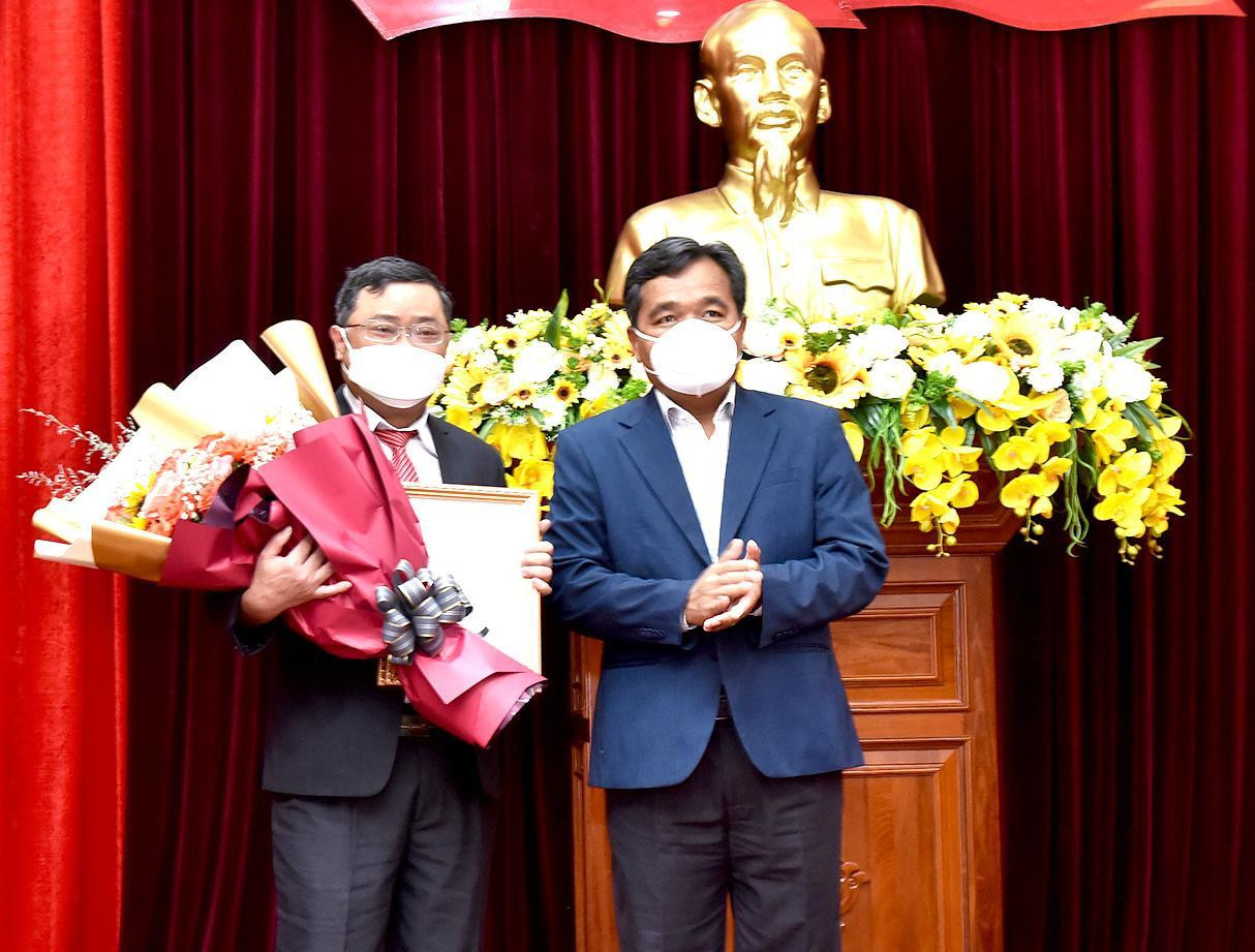 Bí thư Tỉnh ủy Gia Lai Hồ Văn Niên trao quyết định và tặng hoa chúc mừng ông Phan Quang Thái. Ảnh: Đức Thụy