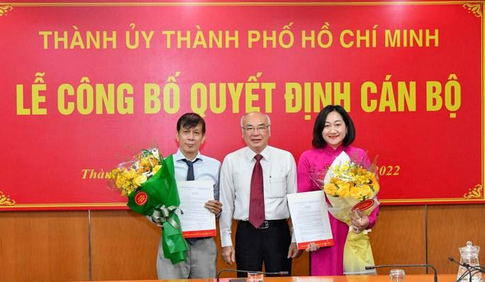 Trưởng ban Tuyên giáo Thành ủy TPHCM Phan Nguyễn Như Khuê trao quyết định bổ nhiệm cho bà Bùi Thị Hồng Sương và ông Nguyễn Khắc Văn. Ảnh: NLĐ Trưởng ban Tuyên giáo Thành ủy TPHCM Phan Nguyễn Như Khuê trao quyết định bổ nhiệm cho bà Bùi Thị Hồng Sương và ông Nguyễn Khắc Văn. Ảnh: NLĐ