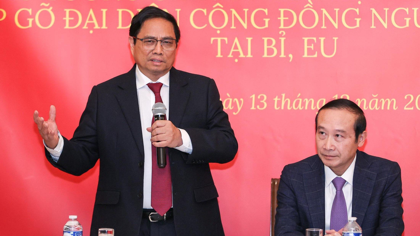 Thủ tướng đề nghị Đại sứ quán Việt Nam tại Bỉ, cơ quan đại diện ngoại giao "phải coi bà con như người nhà mình, giải quyết công việc cho bà con như công việc của nhà mình"