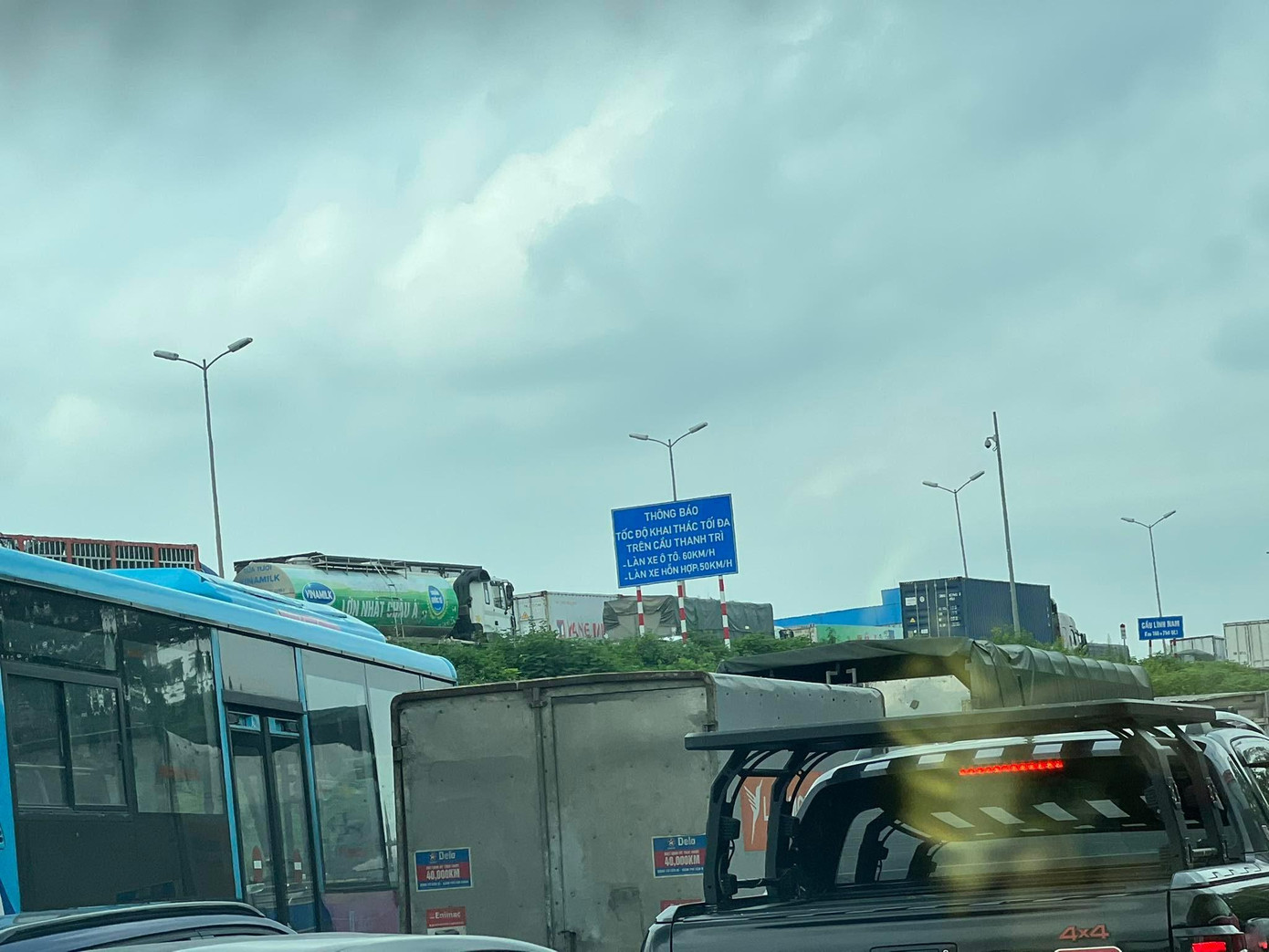 Đến 14h35, Thiếu tá Phùng Quang Hưng thông báo, Đội đã khám nghiệm xong hiện trường và đưa hai xe gặp nạn vào mép dải phân cách, tổ chức cho các phương tiện di chuyển, từng bước giảm ùn ứ.