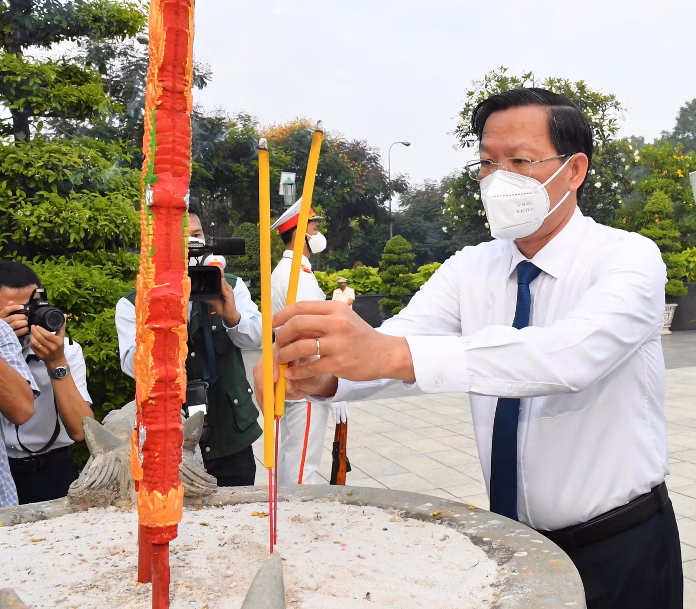 Chủ tịch UBND TPHCM Phan Văn Mãi thắp hương tại Nghĩa trang Liệt sĩ TP. Ảnh: VIỆT DŨNG Chủ tịch UBND TPHCM Phan Văn Mãi thắp hương tại Nghĩa trang Liệt sĩ TP. Ảnh: VIỆT DŨNG