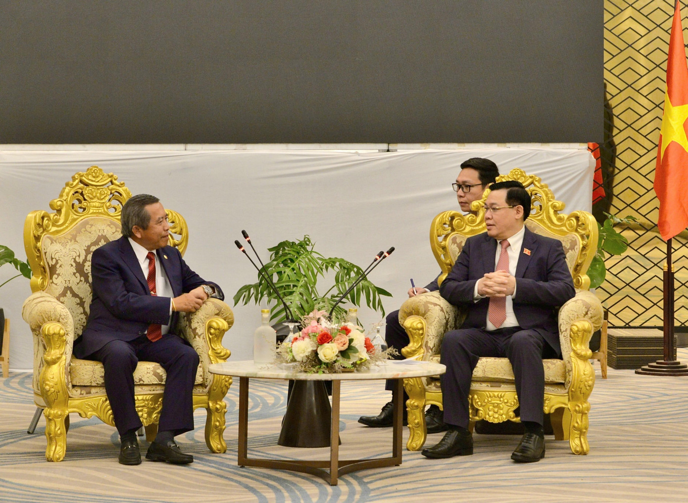 Chủ tịch Quốc hội Vương Đình Huệ tiếp Bộ trưởng Bộ Công nghệ và Truyền thông, Chủ tịch Hội hữu nghị Lào-Việt Nam Boviengkham Vongdara. (Ảnh: TTXVN)