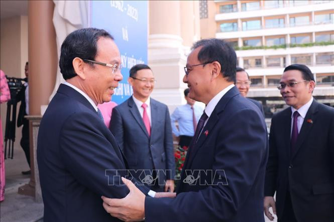 Bí thư Thành ủy TP. Hồ Chí Minh Nguyễn Văn Nên và ông Santiphap Phomvihan, Ủy viên Trung ương Đảng, Bí thư, Tỉnh trưởng tỉnh Savannakhet (Lào) tại lễ kỷ niệm. Ảnh: TTXVN Bí thư Thành ủy TP. Hồ Chí Minh Nguyễn Văn Nên và ông Santiphap Phomvihan, Ủy viên Trung ương Đảng, Bí thư, Tỉnh trưởng tỉnh Savannakhet (Lào) tại lễ kỷ niệm. Ảnh: TTXVN