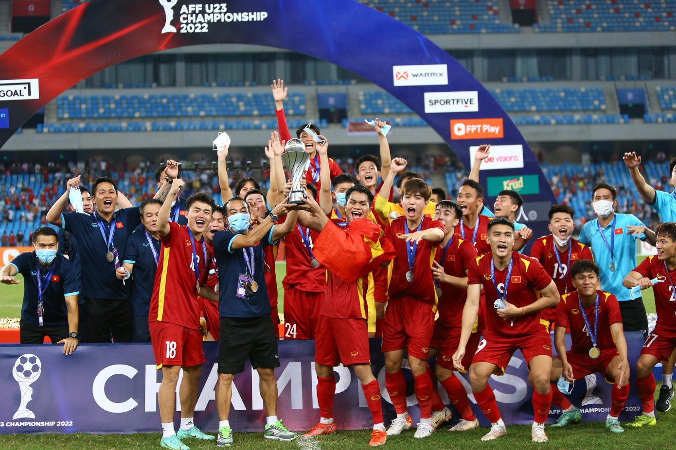 Cúp vô địch giải U23 Đông Nam Á 2022 là phần thưởng xứng đáng cho những nỗ lực của thầy trò HLV Đinh Thế Nam. Dù gặp nhiều khó khăn về lực lượng do ảnh hưởng dịch COVID-19, U23 Việt Nam vẫn thể hiện tinh thần cố gắng và quả cảm cao độ trong điều kiện đặc biệt chưa từng thấy.