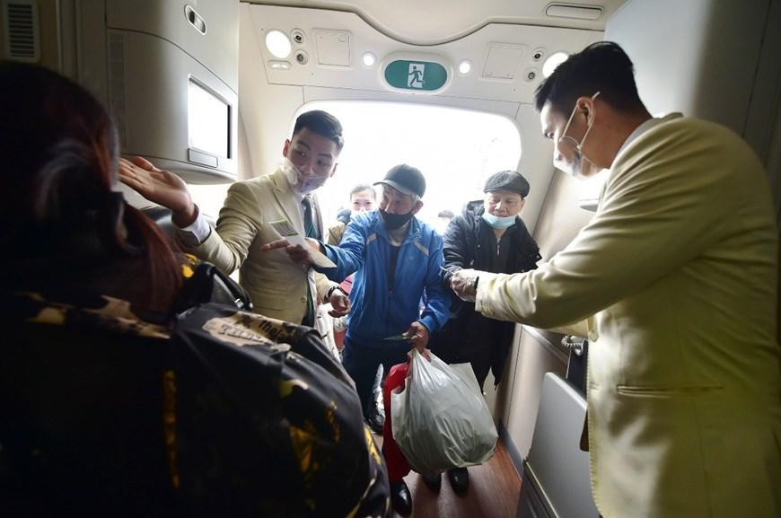 Tiếp viên kiểm tra thủ tục giấy tờ hành khách trước khi lên chuyến bay. Ảnh: Vietnamplus