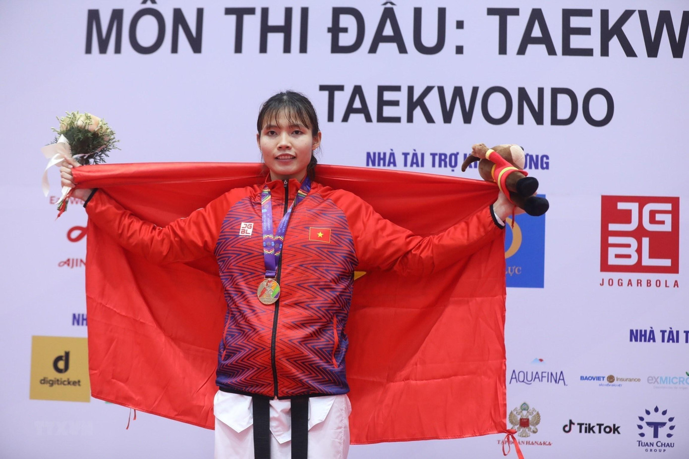 Võ sĩ Taekwondo Bạc Thị Khiêm (dân tộc Thái) giành HCV nội dung đối kháng hạng cân 67 kg nữ. Ảnh: TTXVN