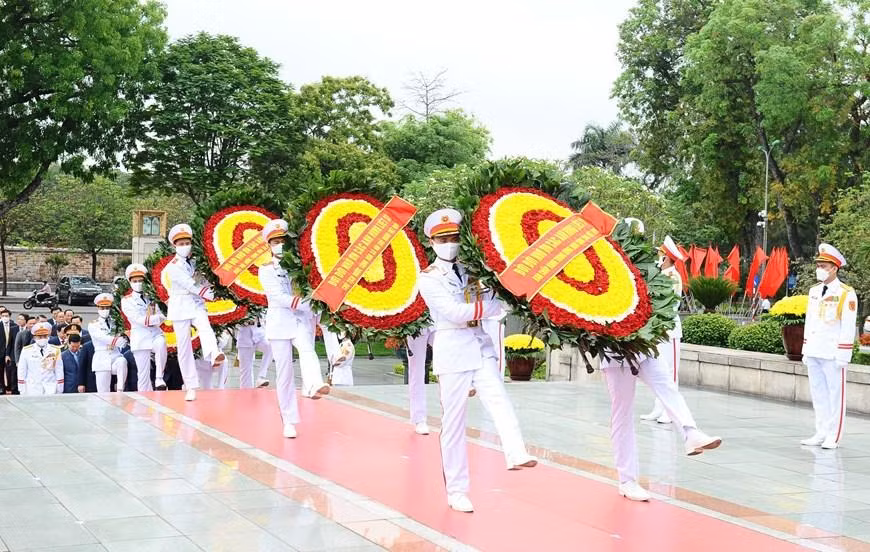 Lãnh đạo Đảng, Nhà nước đặt vòng hoa tưởng niệm các Anh hùng liệt sỹ. (Ảnh: Minh Đức/TTXVN