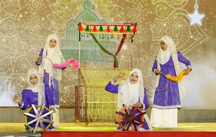 Tái hiện nghề dệt thổ cẩm của đồng bào Chăm. Ảnh: BAG.