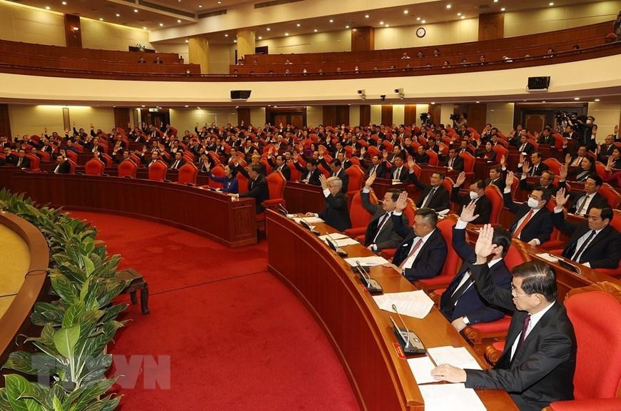 Các lãnh đạo Đảng, Nhà nước và các đại biểu biểu quyết thông qua chương trình Hội nghị. (Ảnh: Trí Dũng/TTXVN) Các lãnh đạo Đảng, Nhà nước và các đại biểu biểu quyết thông qua chương trình Hội nghị. (Ảnh: Trí Dũng/TTXVN)