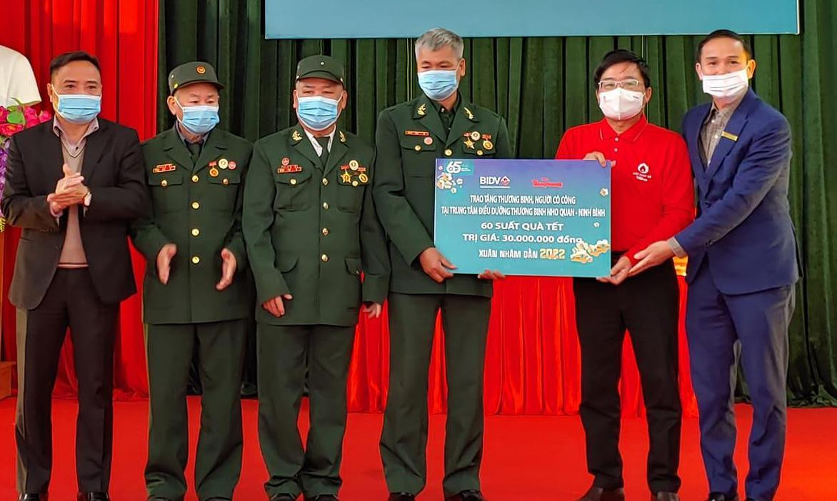 Đại diện Ngân hàng BIDV Chi nhánh Ninh Bình và báo Tiền Phong trao quà cho các thương, bệnh binh tại Nho Quan. Ảnh: N.L