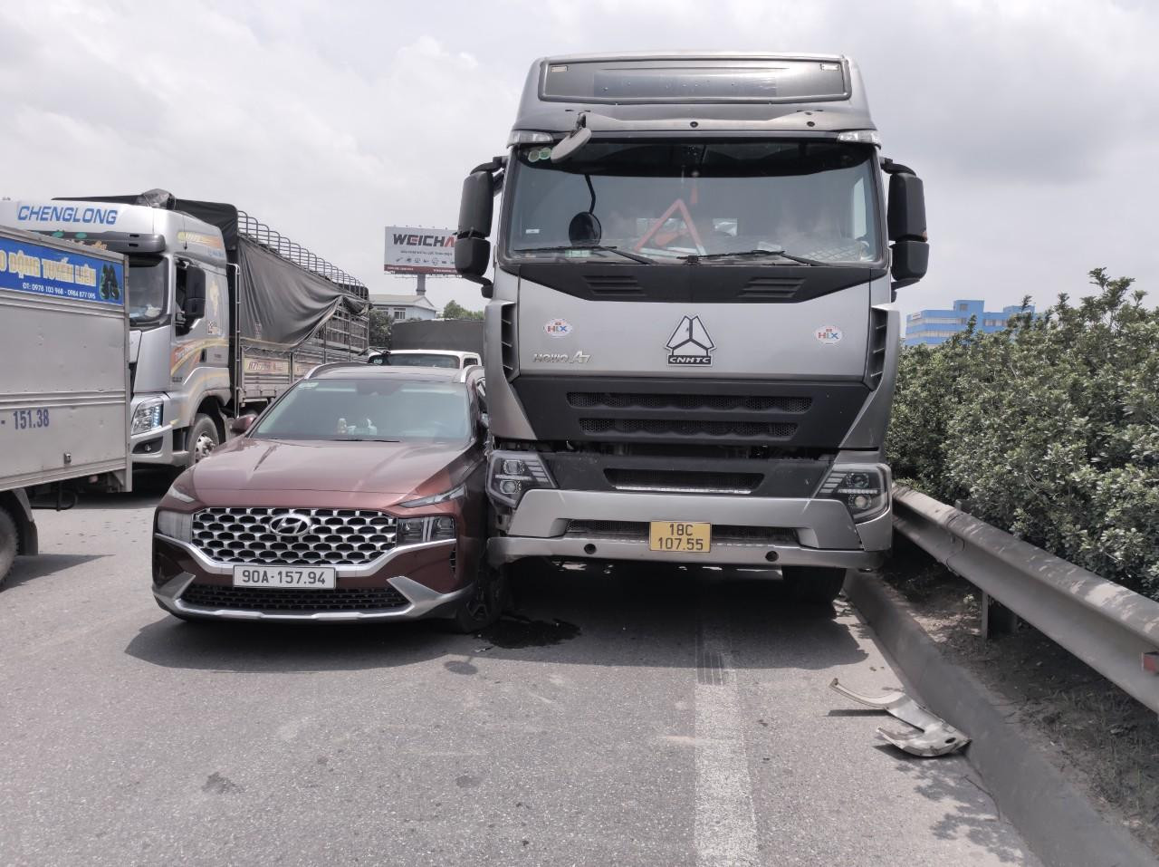 Cụ thể, vào khoảng 14h, khi đang lưu thông trên cầu Thanh Trì theo hướng trung tâm thành phố sang Long Biên, xe ô tô BKS 90A-157.94 xảy ra va chạm với xe tải BKS 18C-107.55 đi cùng chiều.