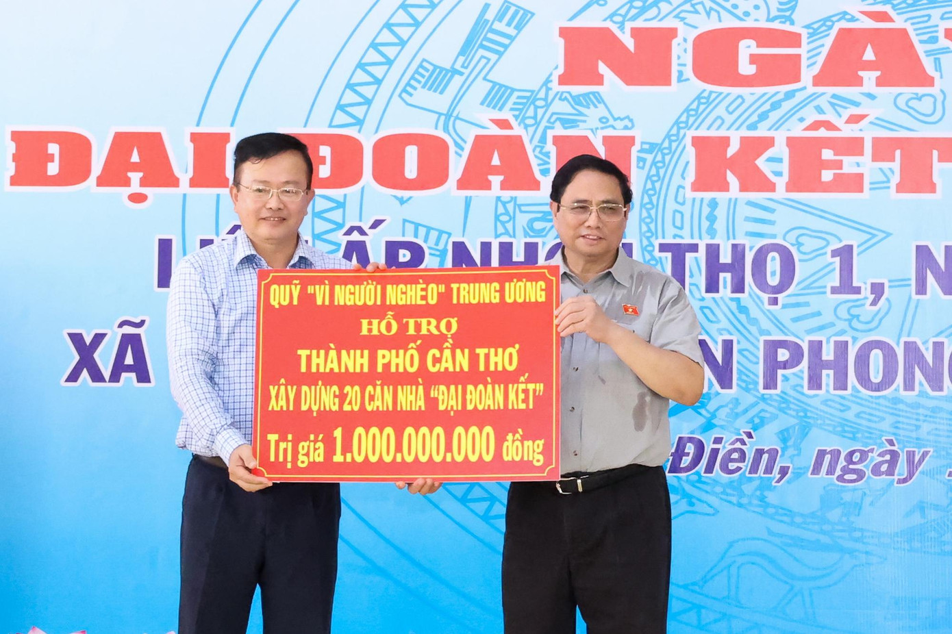 Thủ tướng trao 1 tỷ đồng hỗ trợ từ Quỹ Vì người nghèo Trung ương cho TP Cần Thơ xây dựng 20 căn nhà Đại đoàn kết. Ảnh: VGP Thủ tướng trao 1 tỷ đồng hỗ trợ từ Quỹ Vì người nghèo Trung ương cho TP Cần Thơ xây dựng 20 căn nhà Đại đoàn kết. Ảnh: VGP