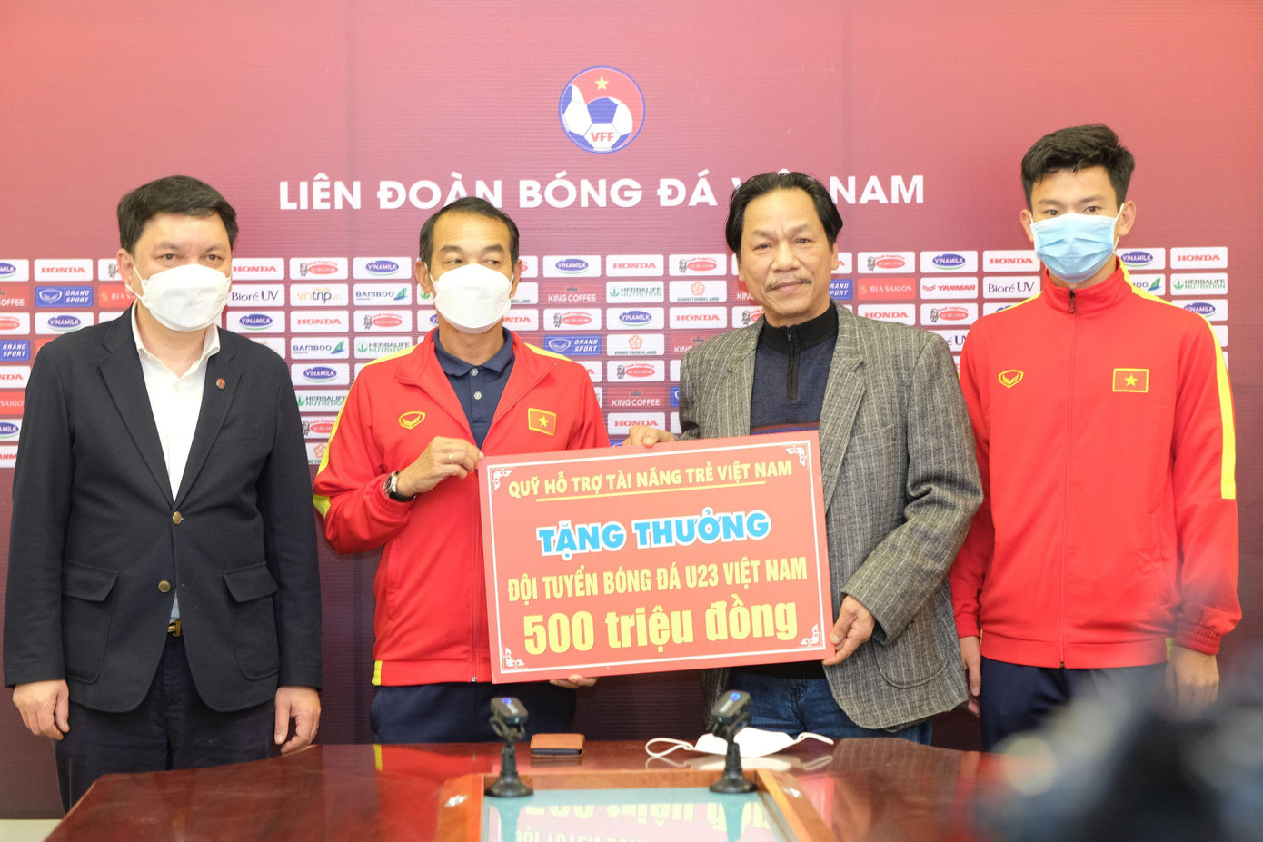 Phó tổng Biên tập Báo Tiền Phong Lê Minh Toản đại diện Quỹ hỗ trợ tài năng trẻ Việt Nam trao thưởng cho U23 Việt Nam.