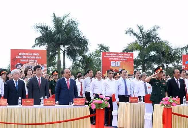 Chủ tịch nước Nguyễn Xuân Phúc và các đại biểu thực hiện nghi thức chào cờ tại Lễ thượng cờ “Thống nhất non sông” tại Di tích Quốc gia đặc biệt “Đôi bờ Hiền Lương- Bến Hải”. Ảnh: TTXVN Chủ tịch nước Nguyễn Xuân Phúc và các đại biểu thực hiện nghi thức chào cờ tại Lễ thượng cờ “Thống nhất non sông” tại Di tích Quốc gia đặc biệt “Đôi bờ Hiền Lương- Bến Hải”. Ảnh: TTXVN