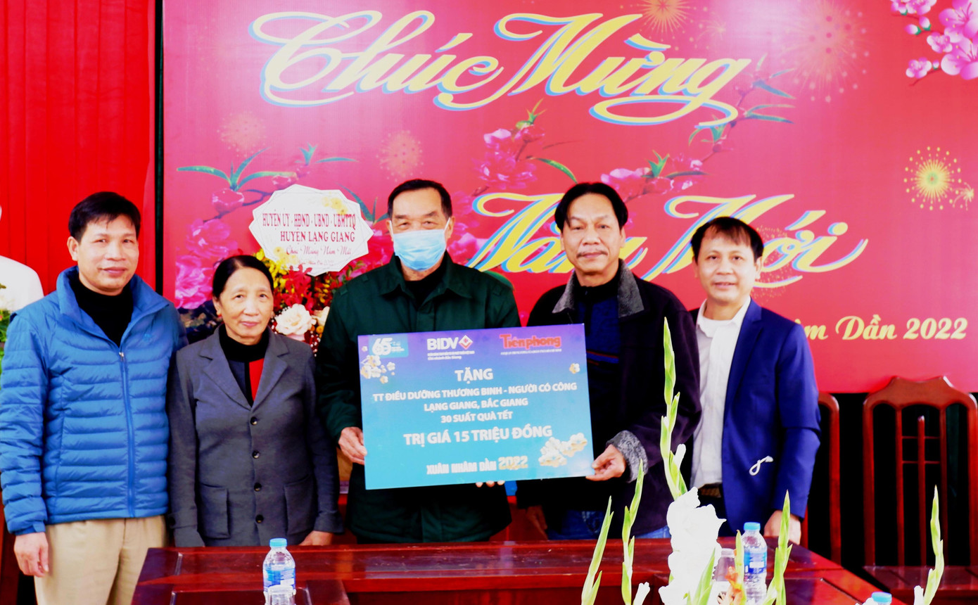 Tại Trung tâm Điều dưỡng thương binh Lạng Giang (cũng là trung tâm điều dưỡng thương binh nặng do Bộ Lao động và thương binh xã hội quản lý), BIDV tỉnh Bắc Giang kết hợp với Báo Tiền Phong, Hội Cựu chiến binh Trung ương Đoàn trao tặng 15 triệu đồng. Hiện Trung tâm đang điều dưỡng 40 thương binh nặng ở khu vực phía Bắc. Tại cuộc thăm hỏi, Phó Tổng biên tập báo Tiền Phong chúc các bác, các cô thương binh tại Trung tâm đón xuân Nhâm Dần hạnh phúc; sống vui, sống khỏe để thế hệ trẻ tiếp tục được noi theo, ngưỡng vọng, trân trọng và tri ân.