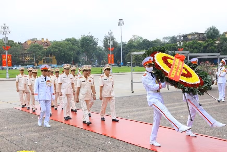 Đoàn đại biểu Đảng ủy Công an Trung ương và Bộ Công an vào Lăng viếng Chủ tịch Hồ Chí Minh. (Ảnh: Văn Điệp/TTXVN)