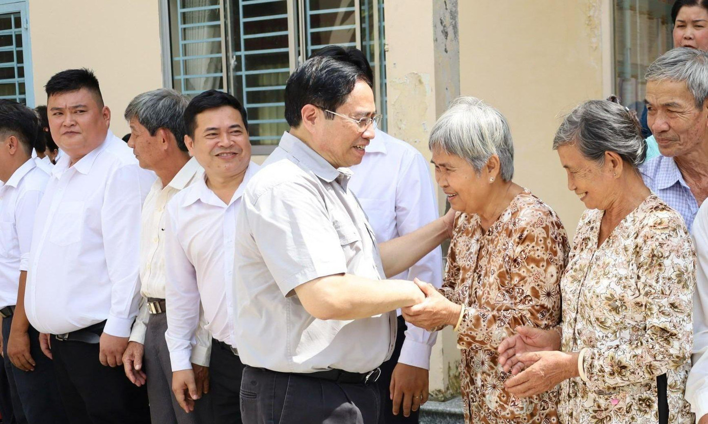 Thủ tướng thăm hỏi bà con tại ngày hội. Thủ tướng thăm hỏi bà con tại ngày hội.