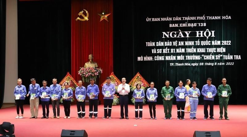 Chủ tịch UBND tỉnh Đỗ Minh Tuấn trao Bằng khen của Chủ tịch UBND tỉnh cho tập thể, cá nhân có thành tích xuất sắc trong phong trào toàn dân bảo vệ ANTQ; trao quà cho tập thể, cá nhân có hoàn cảnh khó khăn là đối tượng chính sách có thành tích xuất sắc trong phong trào toàn dân bảo vệ ANTT. Chủ tịch UBND tỉnh Đỗ Minh Tuấn trao Bằng khen của Chủ tịch UBND tỉnh cho tập thể, cá nhân có thành tích xuất sắc trong phong trào toàn dân bảo vệ ANTQ; trao quà cho tập thể, cá nhân có hoàn cảnh khó khăn là đối tượng chính sách có thành tích xuất sắc trong phong trào toàn dân bảo vệ ANTT.