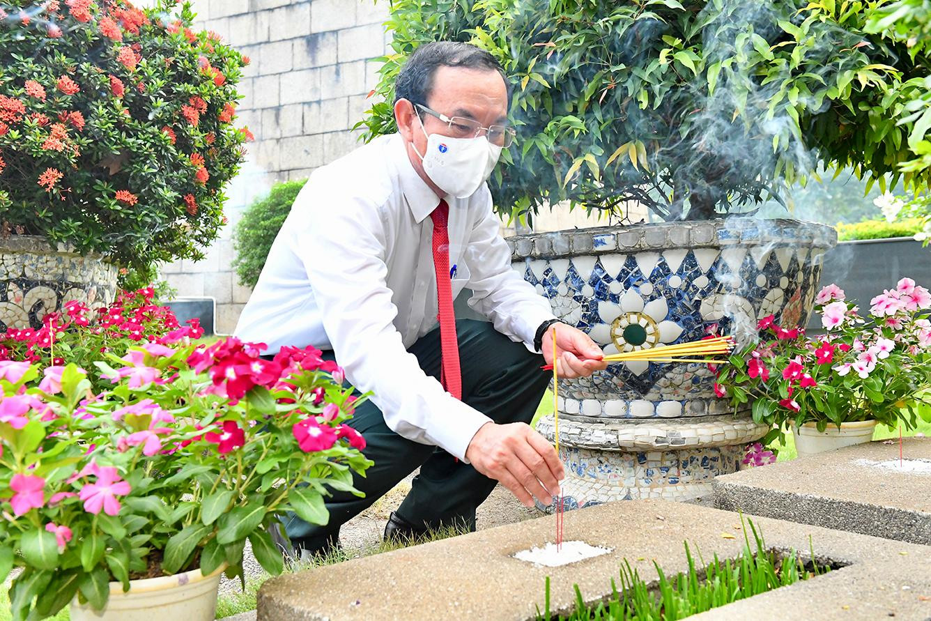 Bí thư Thành ủy TPHCM Nguyễn Văn Nên thắp hương tại Nghĩa trang Liệt sĩ TP. Ảnh: VIỆT DŨNG