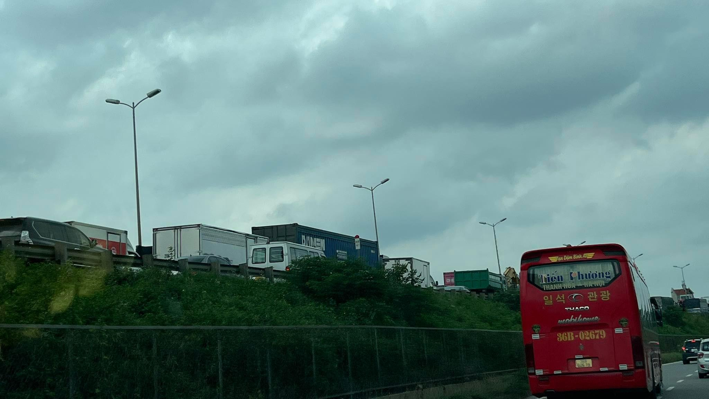 Sau khi vụ tai nạn xảy ra, Đội CSGT số 14 đã có mặt điều tiết, phân luồng hướng dẫn xe đi qua hiện trường vụ tai nạn, cùng với đó tổ khám nghiệm, làm hồ sơ vụ tai nạn.