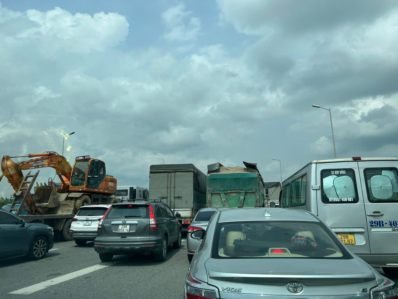 Đầu giờ chiều nay, đường vành đai 3 trên cao hướng Thanh Xuân – cầu Thanh Trì xảy ra ùn tắc kéo dài. Thời điểm 14h15, điểm ùn tắc bắt đầu từ đoạn đi qua khu đô thị Eco Green (Nguyễn Xiển) đến cầu Thanh Trì, kéo dài nhiều km. Trong ảnh: Hình ảnh ùn tắc giao thông nghiêm trọng trên cầu Thanh Trì vào đầu giờ chiều ngày 28/5.